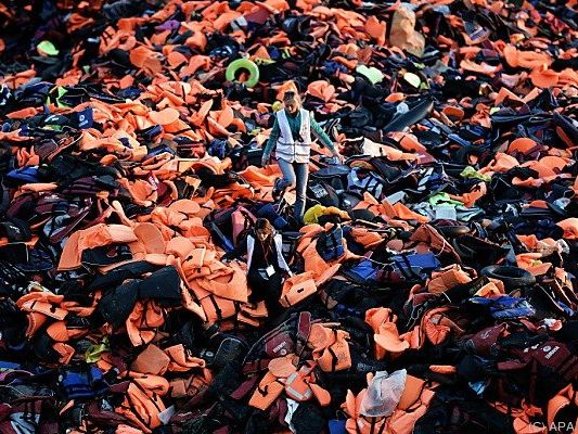 Schwimmwesten, die von Flüchtlingen zurückgelassen wurden Schwimmwesten, die von Flüchtlingen zurückgelassen wurden