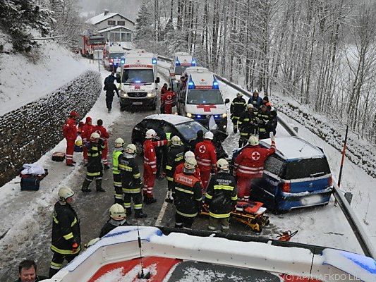 Frontalzusammenstoß auf schneeglatter Fahrbahn