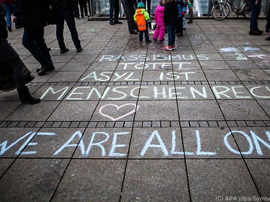 Gratwanderung zwischen Menschlichkeit und Gesetz Gratwanderung zwischen Menschlichkeit und Gesetz