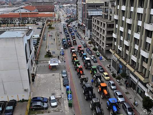 Landwirte blockieren Straße in Thessaloniki mit Traktoren