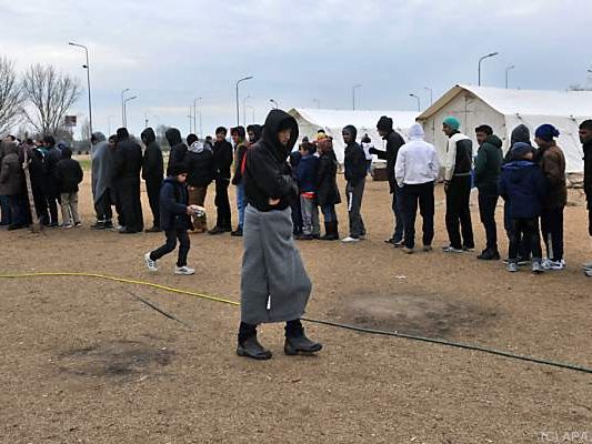Flüchtlinge an der griechisch-mazedonischen Grenze Flüchtlinge an der griechisch-mazedonischen Grenze