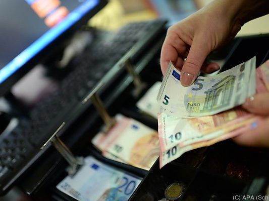 Der Angestellte arbeitete in die eigene Kasse Der Angestellte arbeitete in die eigene Kasse