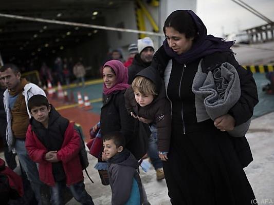 Hunderte Flüchtlinge kommen täglich in Piräus an