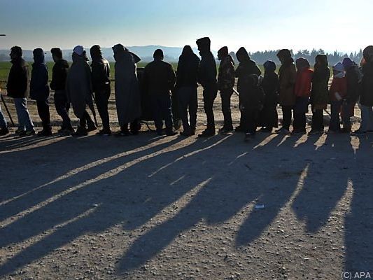 Migranten harren am Grenzübergang aus Migranten harren am Grenzübergang aus
