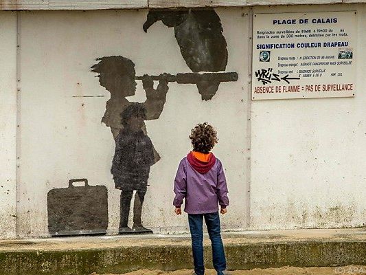 Banksy kritisiert mit seinen Bildern auch den Umgang mit Flüchtlingen Banksy kritisiert mit seinen Bildern auch den Umgang mit Flüchtlingen