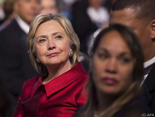 Clinton versucht sich in die Nähe von Obama zu rücken Clinton versucht sich in die Nähe von Obama zu rücken