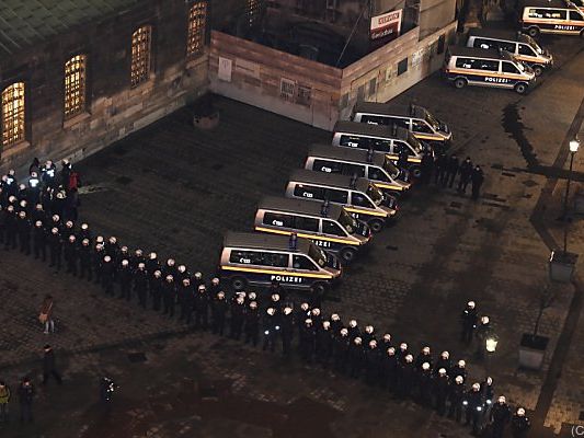 Polizei bereitet sich auf unruhige Nacht vor Polizei bereitet sich auf unruhige Nacht vor