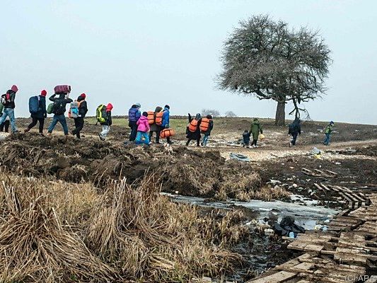 Flüchtlinge warten auf eine Weiterreise nach Serbien Flüchtlinge warten auf eine Weiterreise nach Serbien