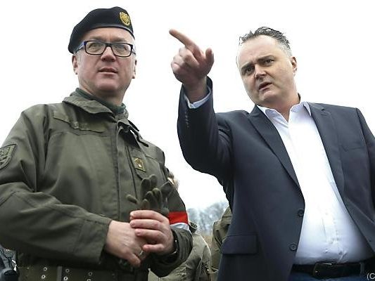 Verteidigungsminister Doskozil in Spielfeld Verteidigungsminister Doskozil in Spielfeld