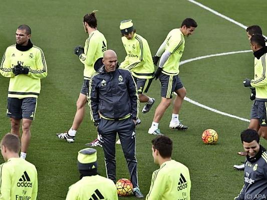 Real-Trainer Zinedine Zidane mit seiner Startruppe