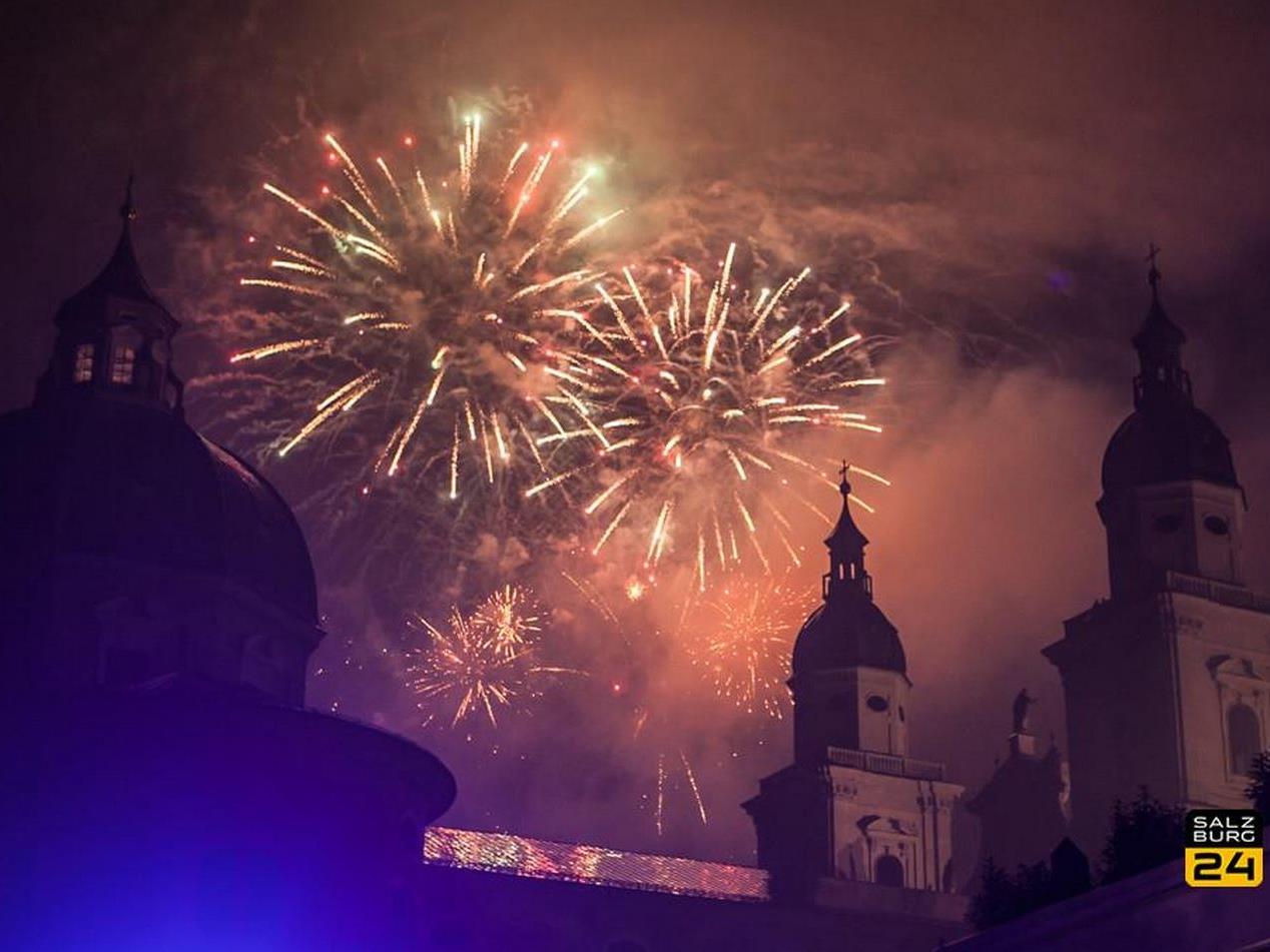 Ein spektakuläres Feuerwerk über den Dächern Salzburgs.