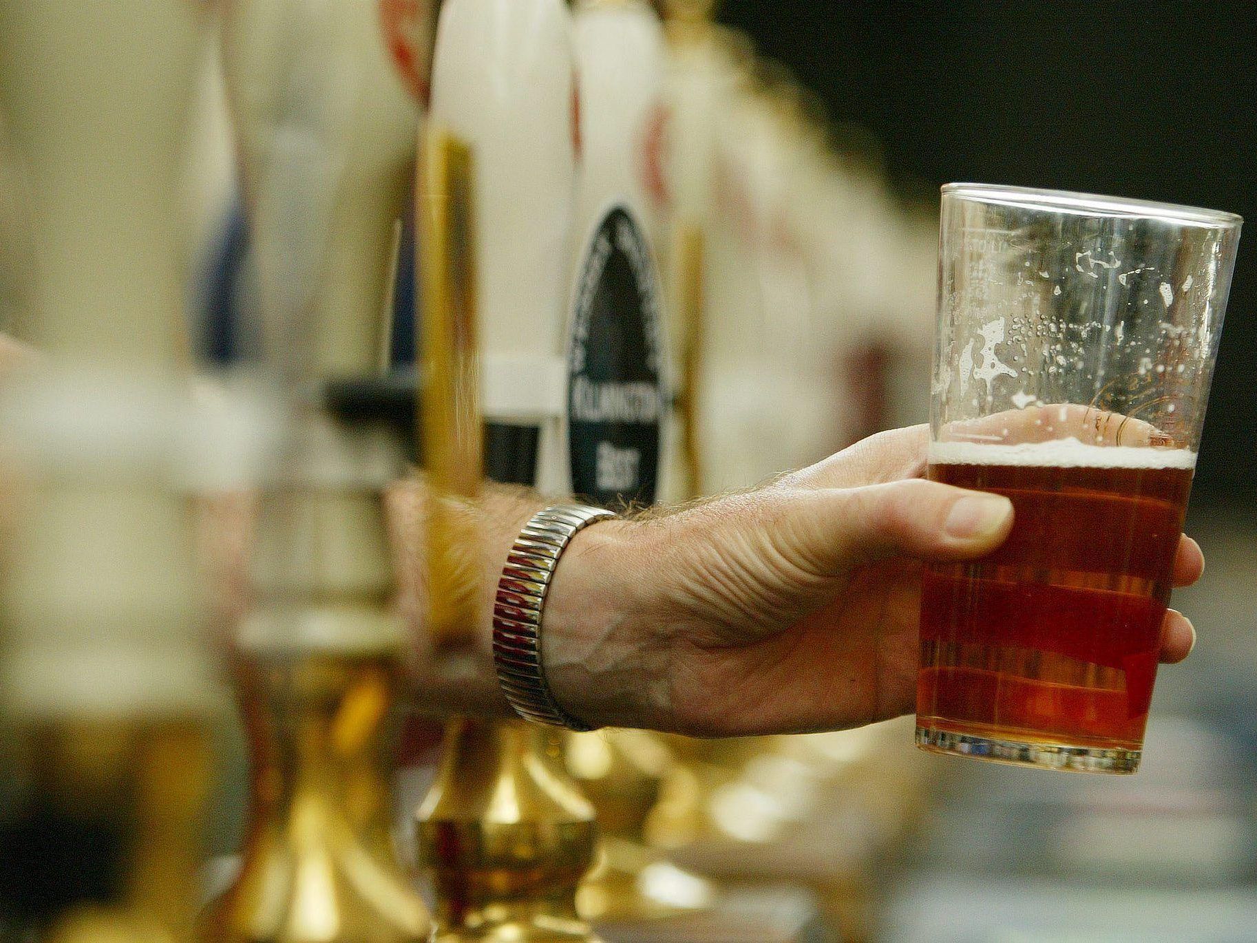 Neue Empfehlungen verringern Alkoholmenge für Männer deutlich. Neue Empfehlungen verringern Alkoholmenge für Männer deutlich.
