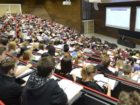 Auf Studienanfänger kommen neue Kosten zu. Auf Studienanfänger kommen neue Kosten zu.