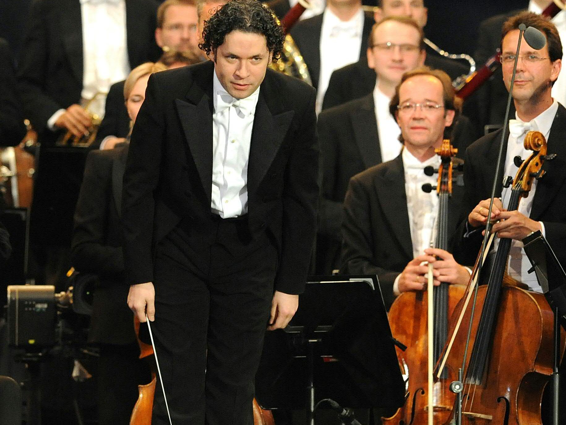 Gustavo Dudamel wird das Neujahrskonzert 2017 leiten. Gustavo Dudamel wird das Neujahrskonzert 2017 leiten.