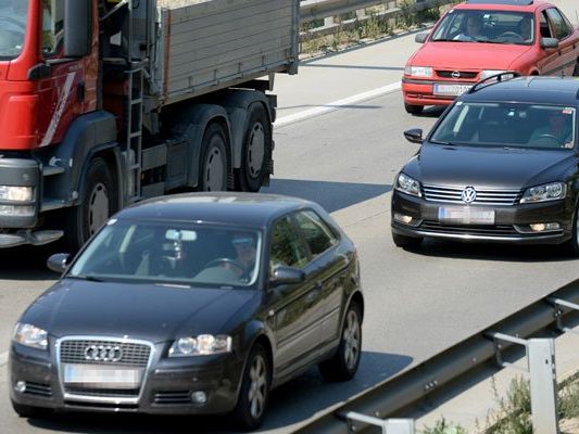 In Zukunft könnten Pannenstreifen befahrbar werden. In Zukunft könnten Pannenstreifen befahrbar werden.