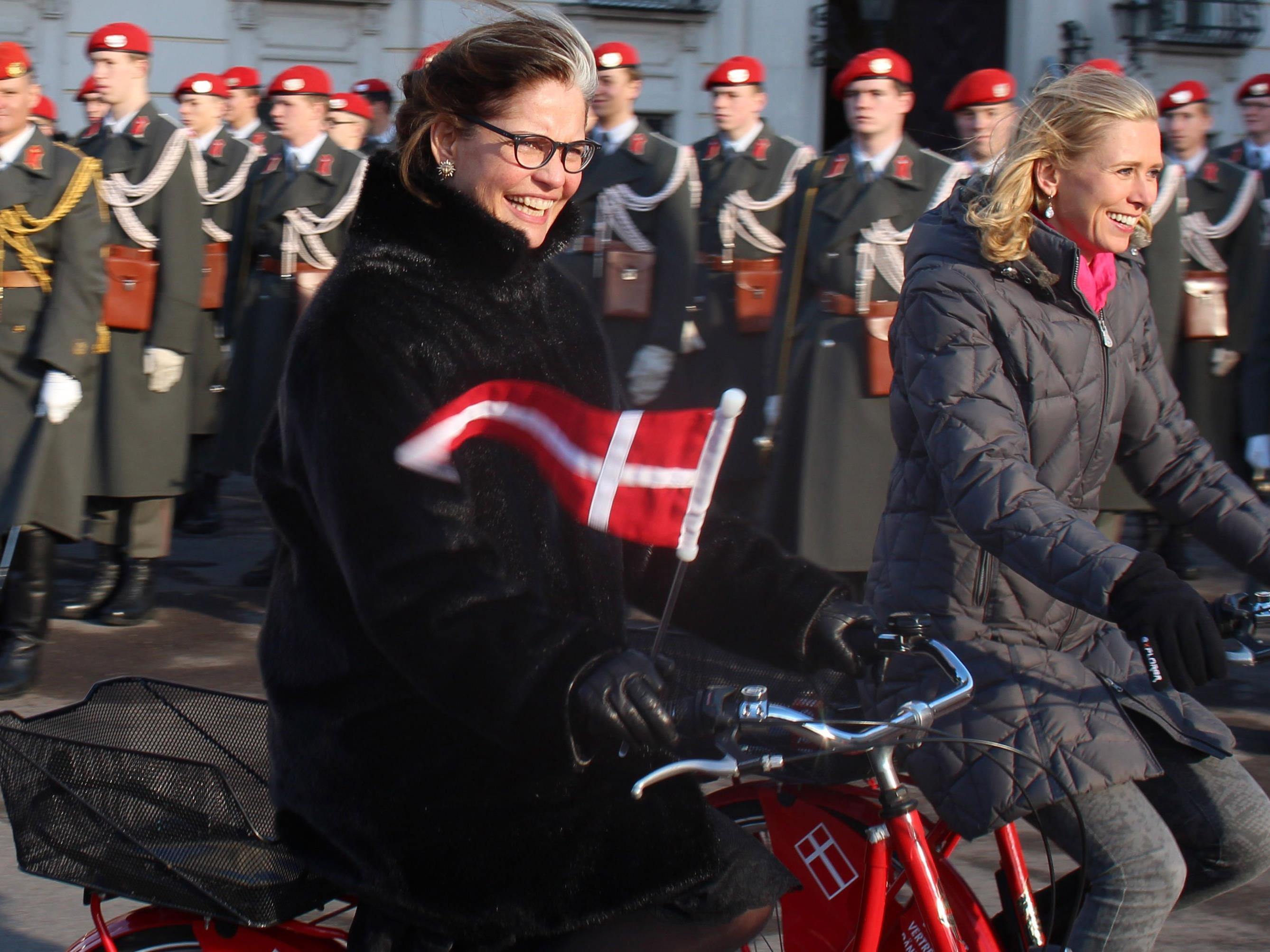 Die dänische Botschafterin per Rad am Weg zum Bundespräsidenten.