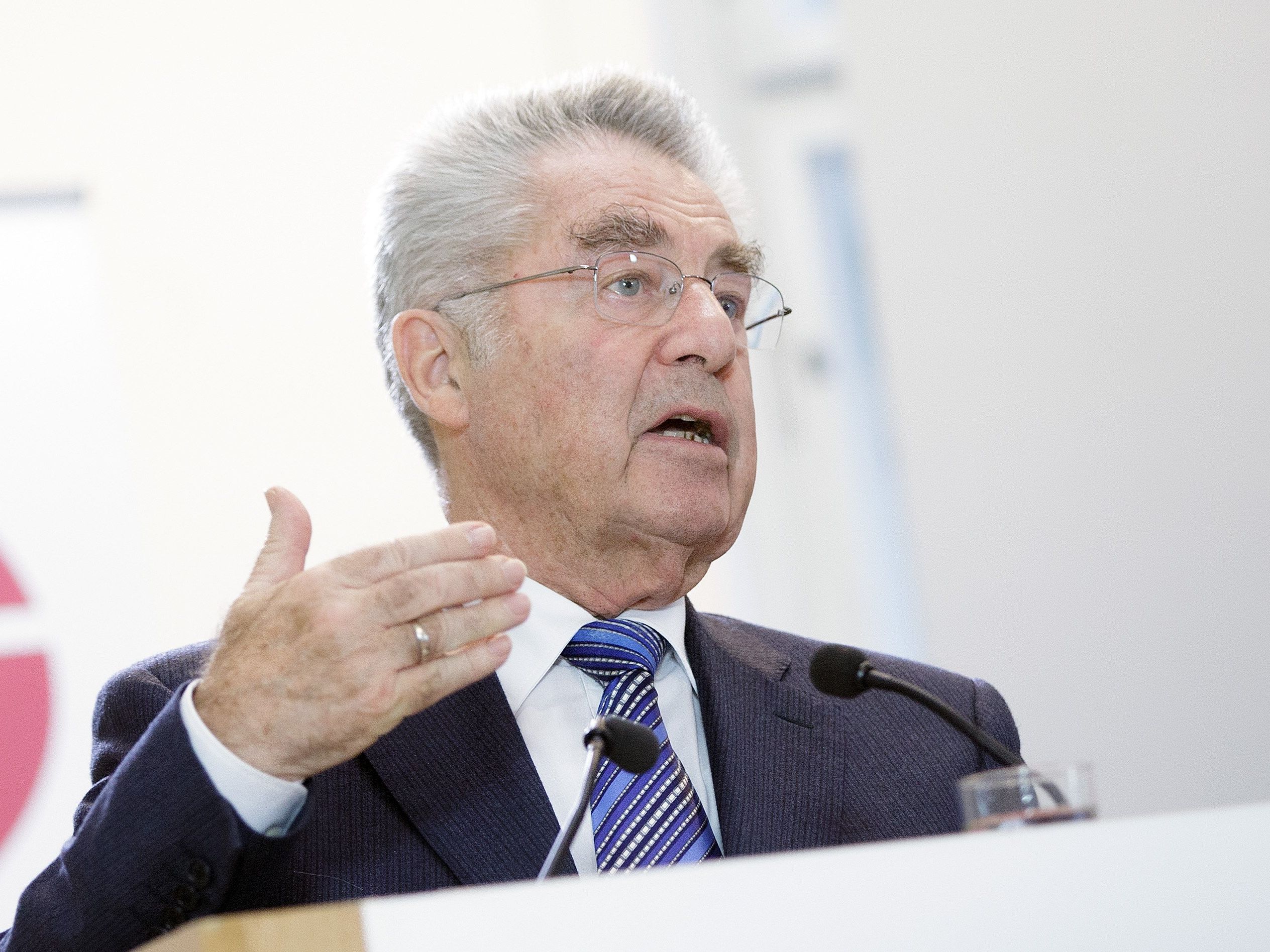 Regierung soll laut BP Fischer Obergrenzen-Streit beenden. Regierung soll laut BP Fischer Obergrenzen-Streit beenden.