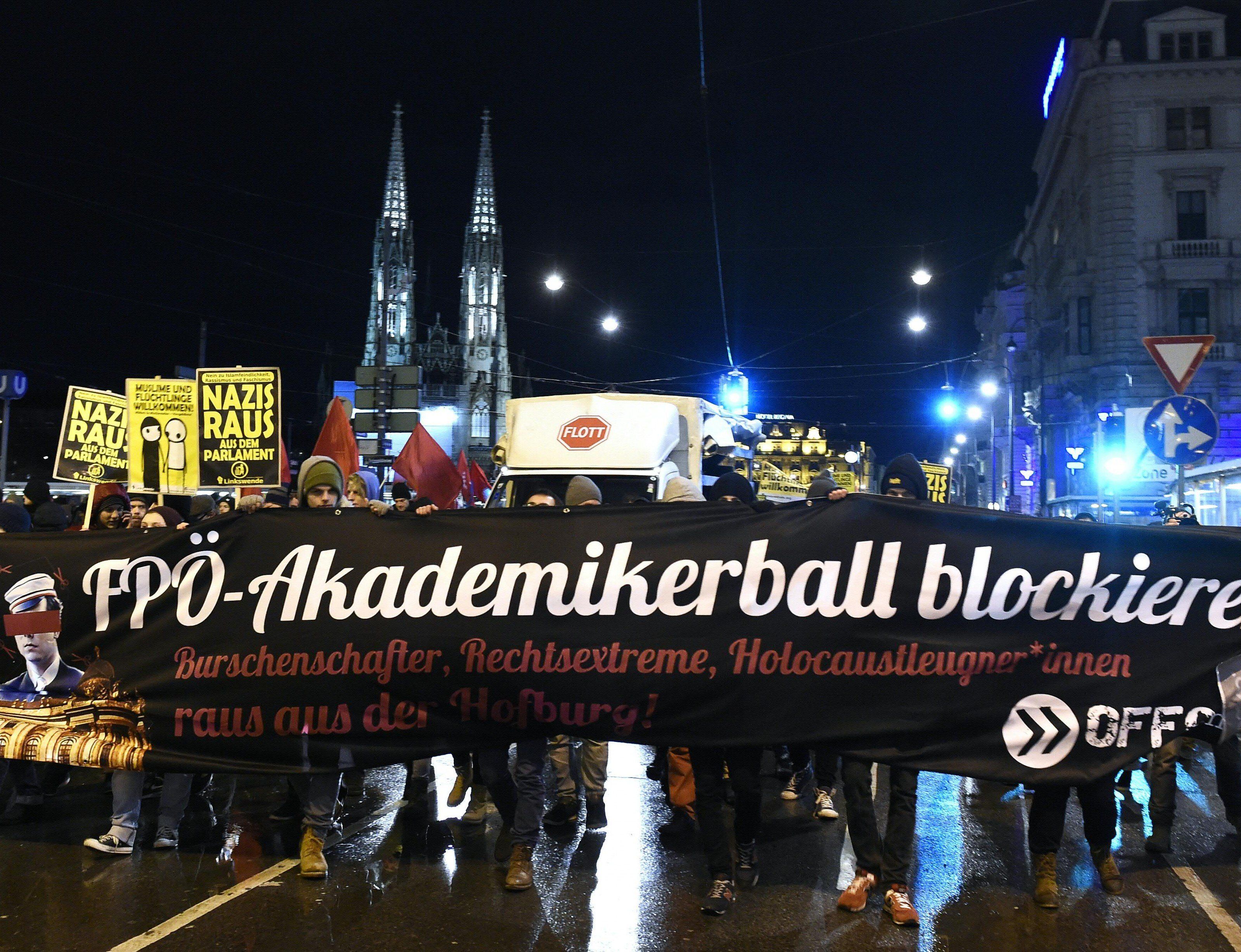Die OGR-Demonstration gegen den Akademikerball 2016 soll größer und länger ausfallen. Die OGR-Demonstration gegen den Akademikerball 2016 soll größer und länger ausfallen.