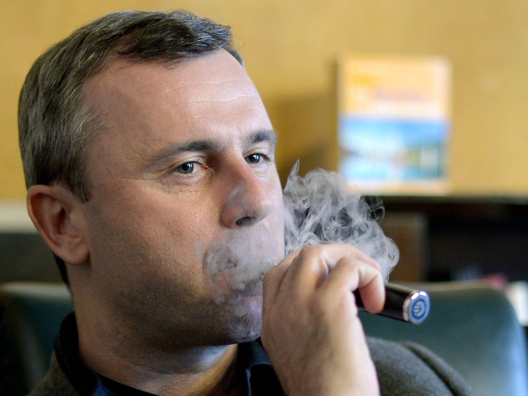 Norbert Hofer und die FPÖ zeigen sich entspannt, dass 2 Mio. € für die Wahlkampf reichen werden. Norbert Hofer und die FPÖ zeigen sich entspannt, dass 2 Mio. € für die Wahlkampf reichen werden.