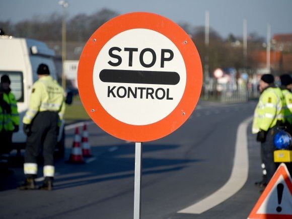 Die Politiker diskutieren weiter, wie der Flüchtlingsstrom kontrolliert werden kann. Die Politiker diskutieren weiter, wie der Flüchtlingsstrom kontrolliert werden kann.