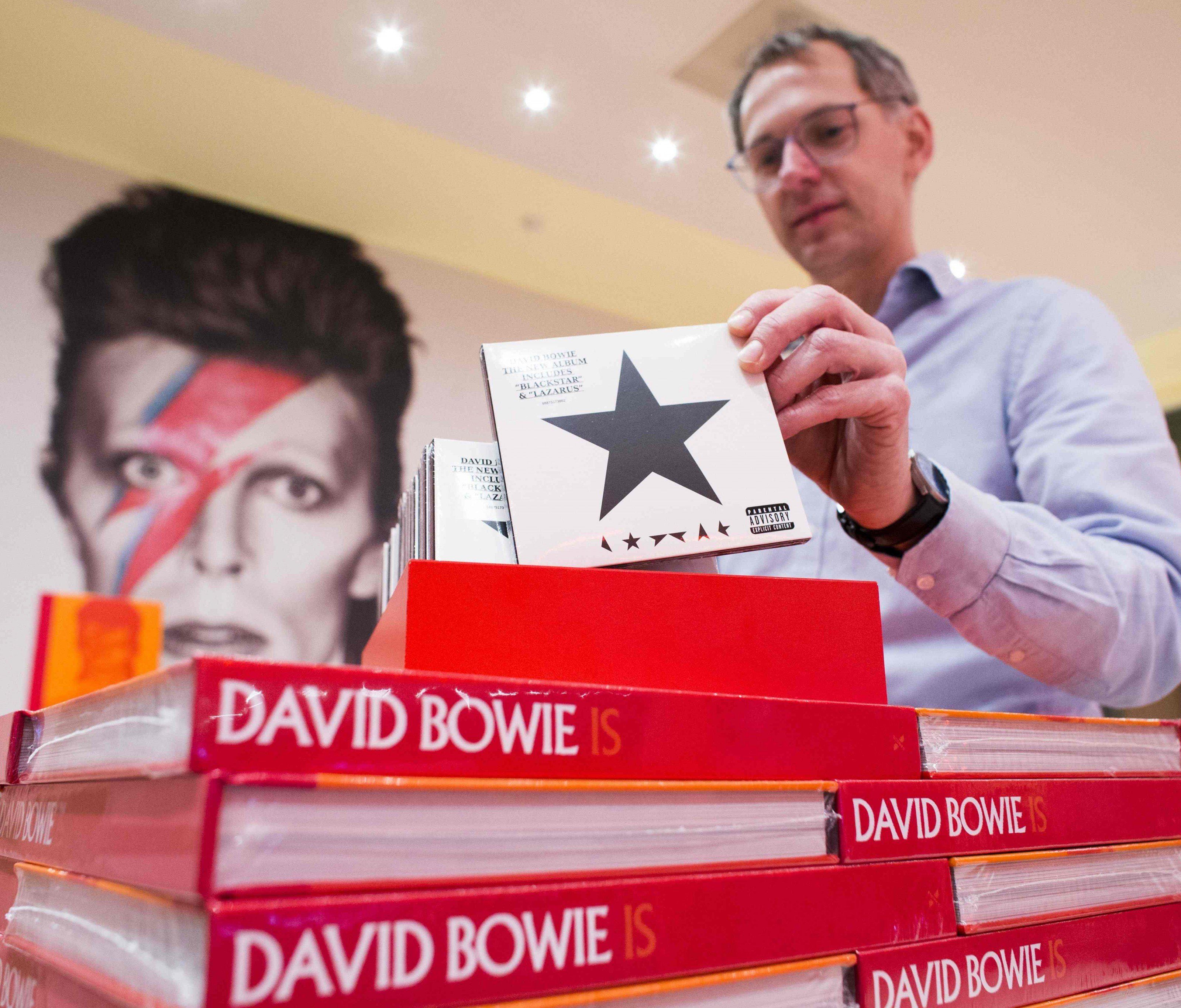 Es klingt wie eine düstere Ahnung: "Blackstar", also schwarzer Stern, heißt das letzte Album von David Bowie. Es klingt wie eine düstere Ahnung: "Blackstar", also schwarzer Stern, heißt das letzte Album von David Bowie.