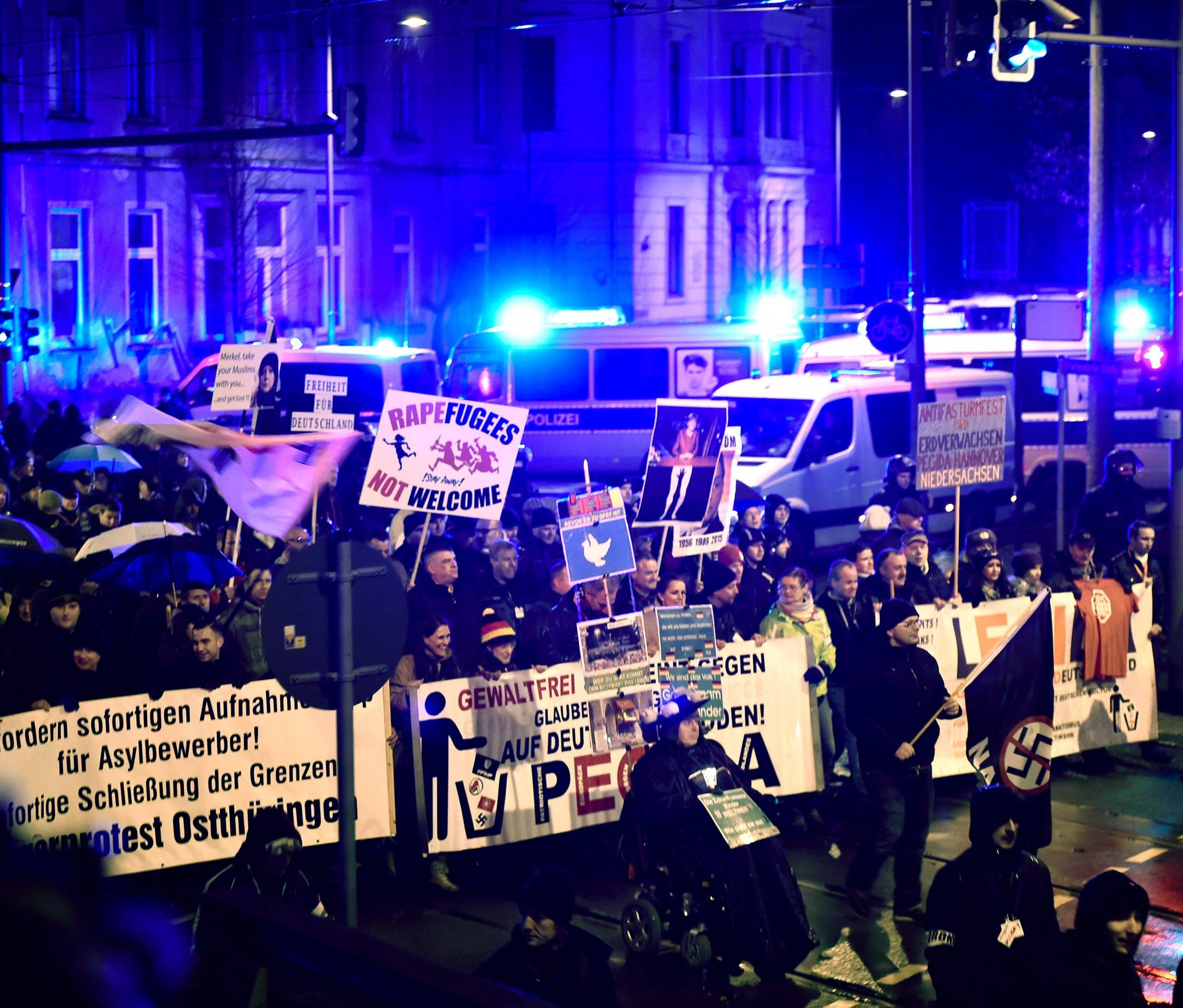 Rund 3400 Menschen bei fremdenfeindlicher Kundgebung. Rund 3400 Menschen bei fremdenfeindlicher Kundgebung.
