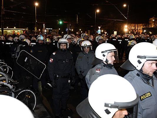 Einsatzkräfte der Polizei bei Protesten gegen den Akademikerball 2015