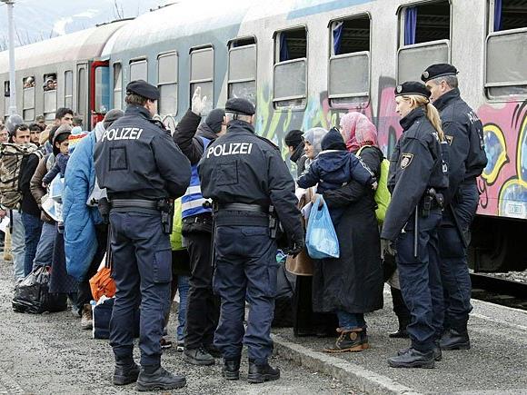 Flüchtlinge am Bahnhof in Villach werden in Richtung Deutschland weitertransportiert