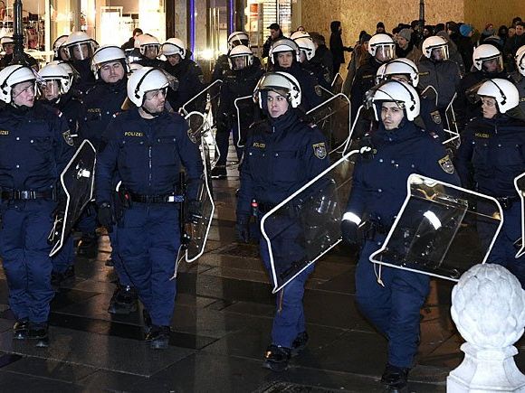 Rund um den Akademikerball gibt es ein Platzverbot - die Polizei ist im Großeinsatz Rund um den Akademikerball gibt es ein Platzverbot - die Polizei ist im Großeinsatz