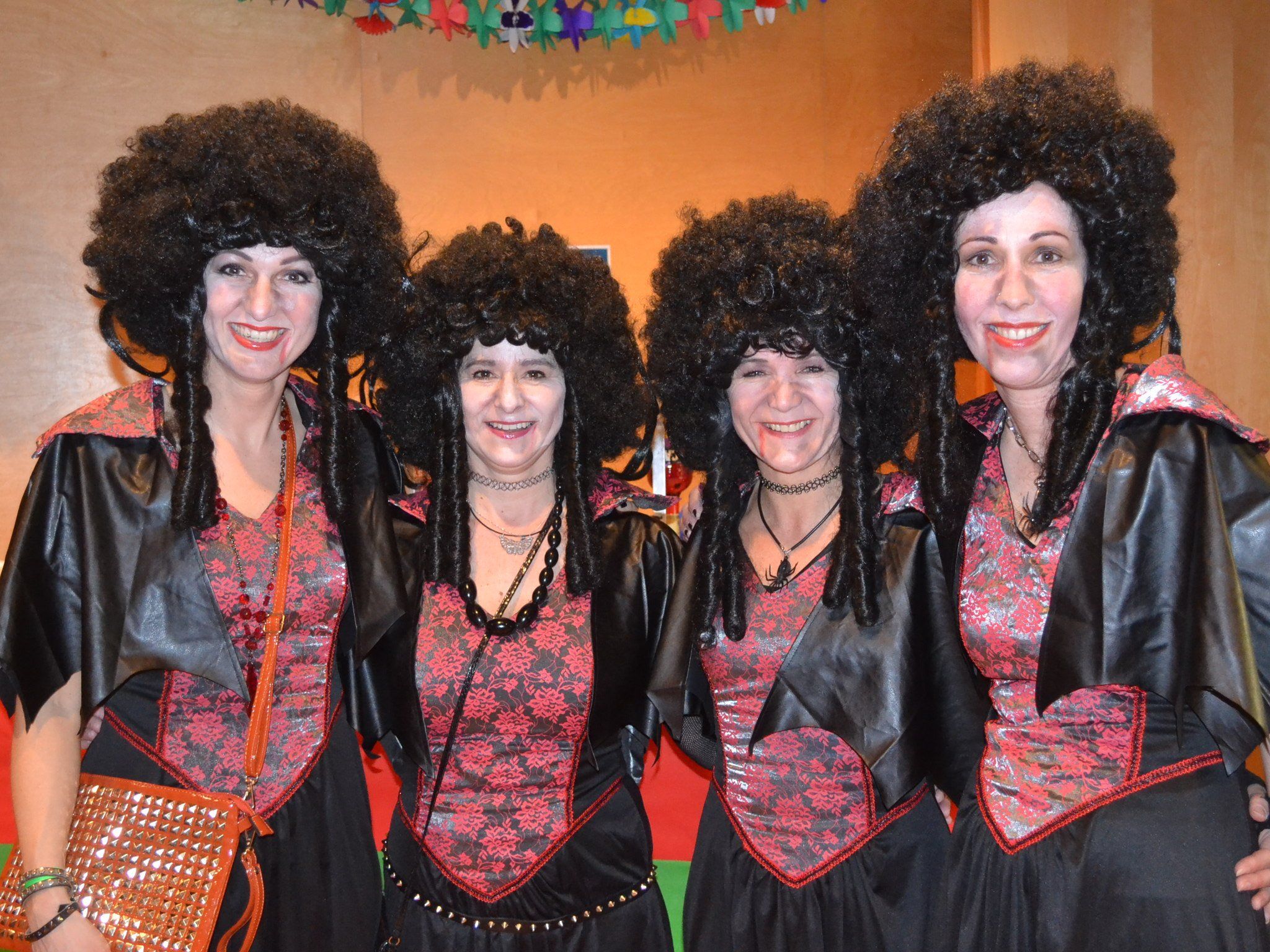 Burgfräuleins: Anette, Brigitte, Luzia und Priska. Burgfräuleins: Anette, Brigitte, Luzia und Priska.