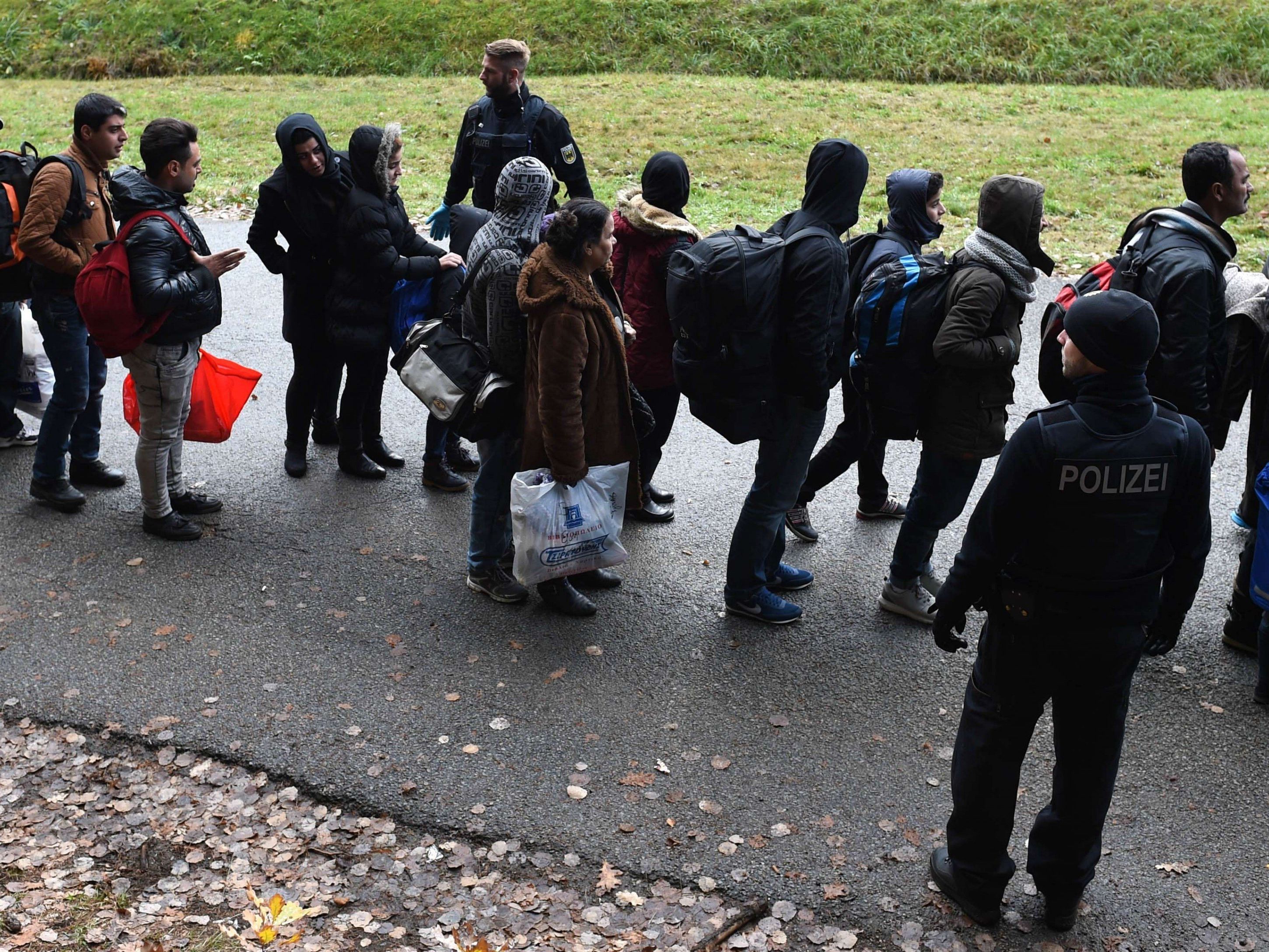 Bayern schickt hunderte Flüchtlinge täglich zurück. Bayern schickt hunderte Flüchtlinge täglich zurück.
