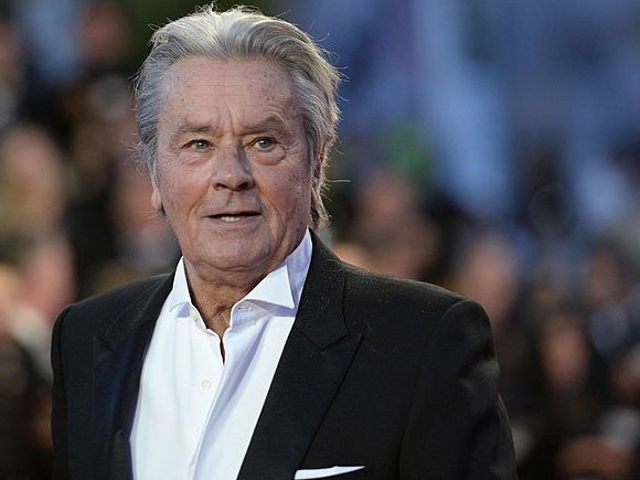 Der französische Schauspieler Alain Delon kommt zum Wiener Opernball 2016 Der französische Schauspieler Alain Delon kommt zum Wiener Opernball 2016