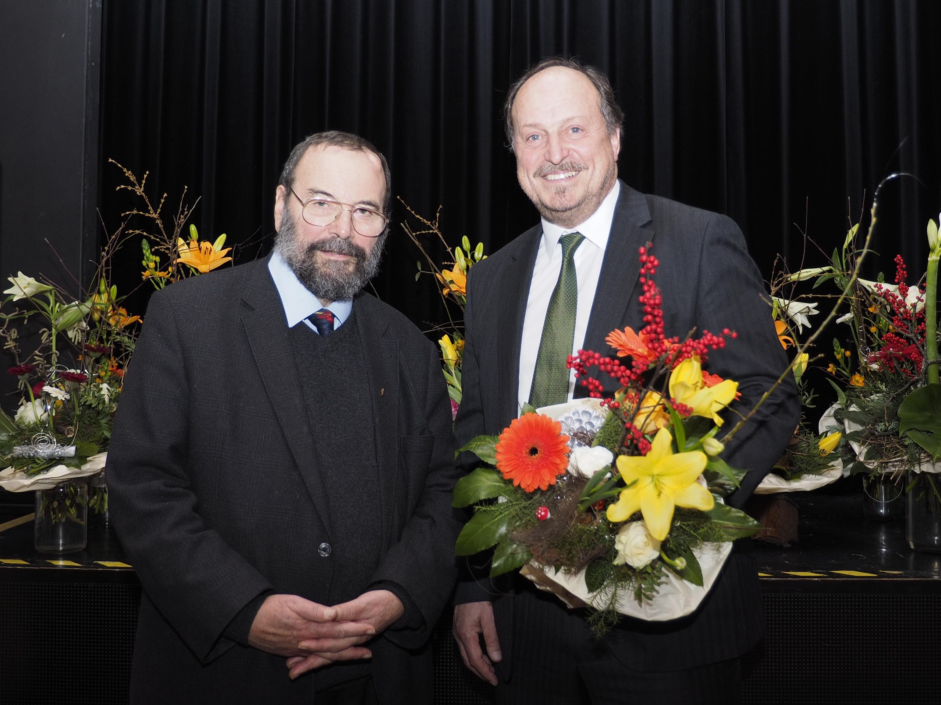 Bgm Karl Hehle (rechts) verlieh Prof. Dr. Georg Grabherr den Ehrenring der Marktgemeinde Hörbranz. Bgm Karl Hehle (rechts) verlieh Prof. Dr. Georg Grabherr den Ehrenring der Marktgemeinde Hörbranz.