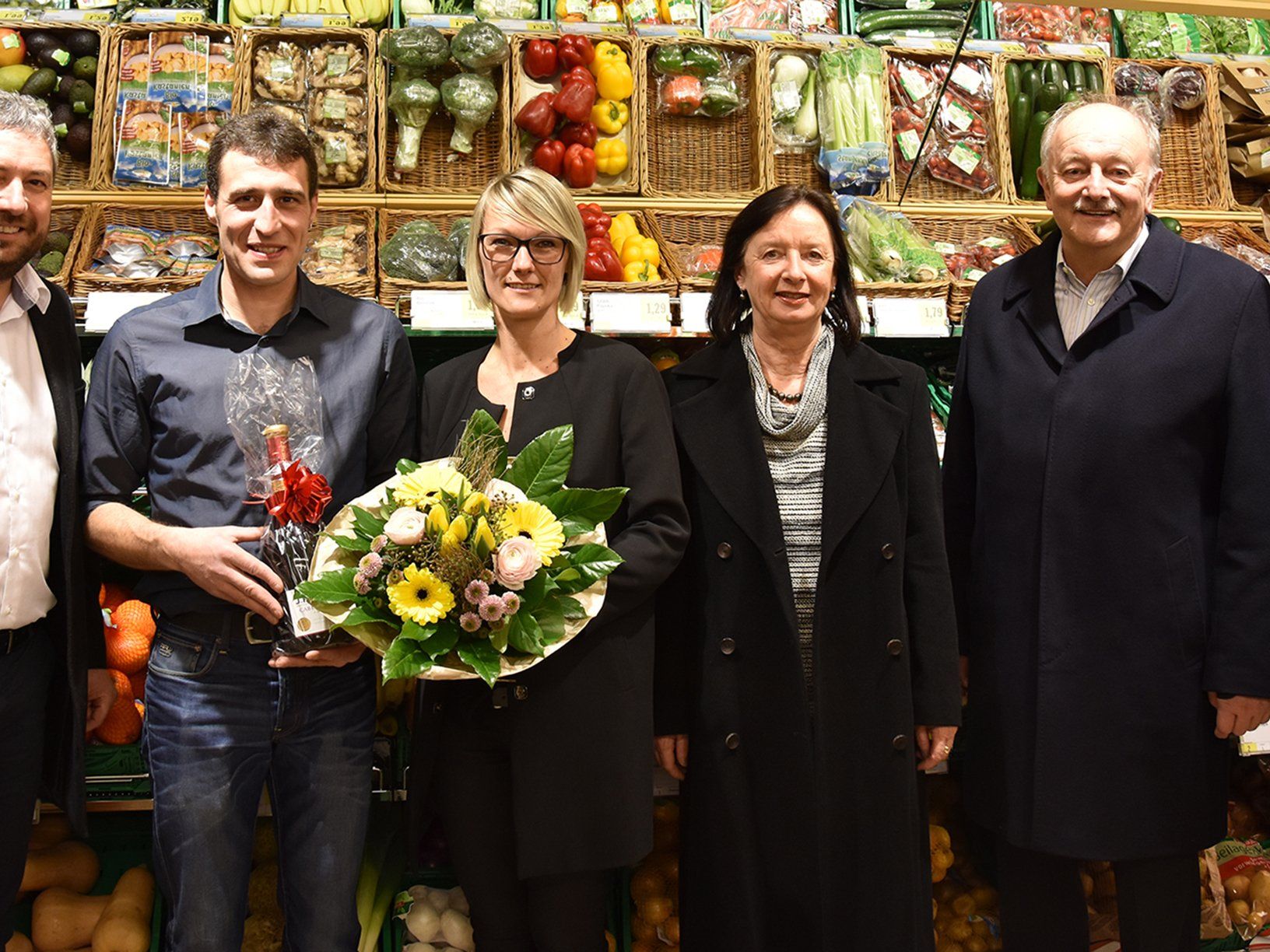 Dir. Gerhard Ritter (rechts), Thomas Schwärzler (links) und Bürgermeister Hans Bertsch (2.vr) mit Gattin Ilse (3.vr) wünschen den neuen SPAR-Kaufleuten Franz und Yvonne Berchtold (2.+3.vl) viel Erfolg. Dir. Gerhard Ritter (rechts), Thomas Schwärzler (links) und Bürgermeister Hans Bertsch (2.vr) mit Gattin Ilse (3.vr) wünschen den neuen SPAR-Kaufleuten Franz und Yvonne Berchtold (2.+3.vl) viel Erfolg.