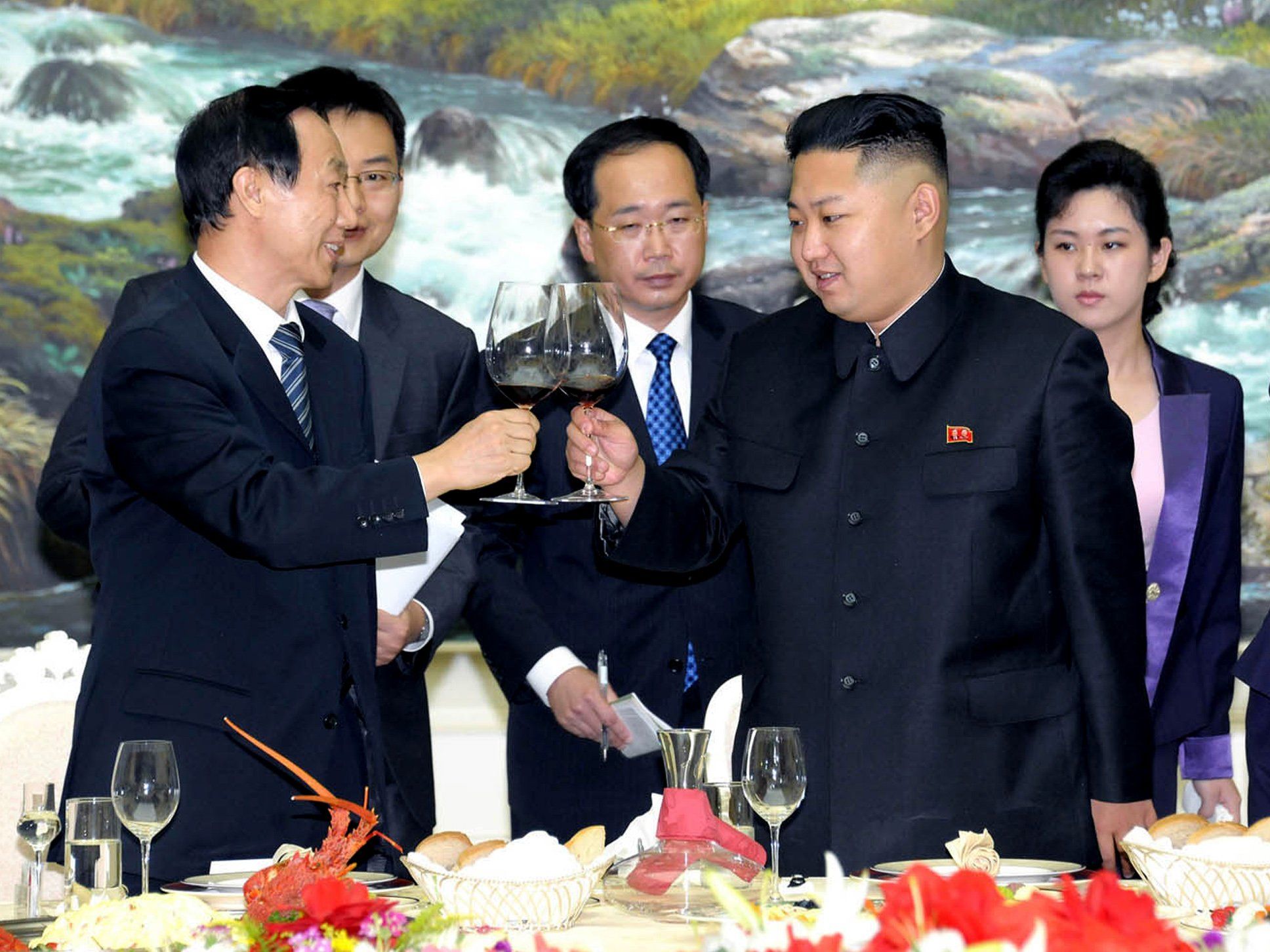 Kim Jong-Un genehmigt sich ein Gläschen mit einer chinesischen Delegation. Kim Jong-Un genehmigt sich ein Gläschen mit einer chinesischen Delegation.