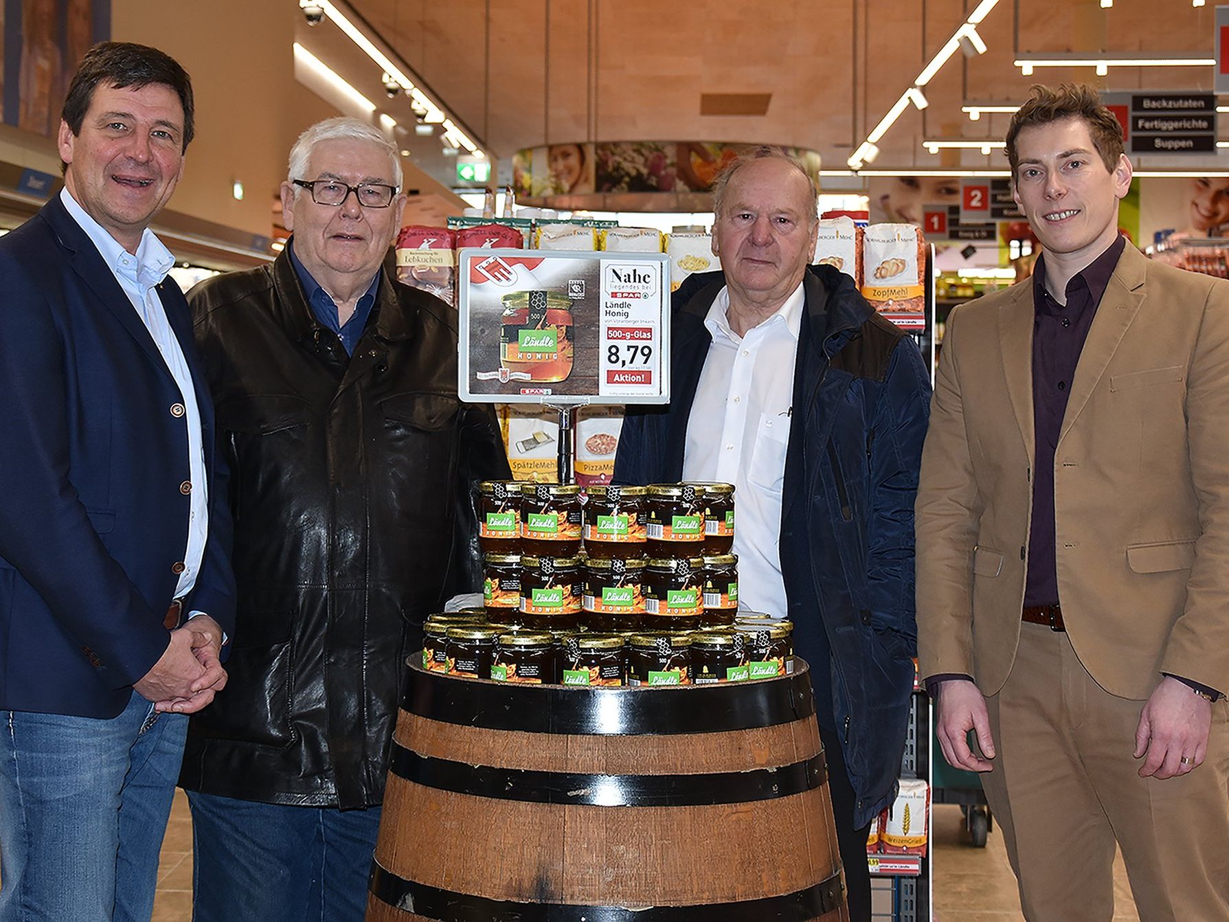 Der neue Ländle-Honig wurde im EUROSPAR Dornbirn-Schwefel von SPAR-GF Gerhard Ritter (links), Oswald Dörler, Kassier des Vorarlberger Imkerverbandes (2.vl), Egon Gmeiner, Präsident des Vorarlberger Imker-verbandes (2.vr) und Manuel Gohm, GF Ländle Marketing (rechts) präsentiert. Der neue Ländle-Honig wurde im EUROSPAR Dornbirn-Schwefel von SPAR-GF Gerhard Ritter (links), Oswald Dörler, Kassier des Vorarlberger Imkerverbandes (2.vl), Egon Gmeiner, Präsident des Vorarlberger Imker-verbandes (2.vr) und Manuel Gohm, GF Ländle Marketing (rechts) präsentiert.