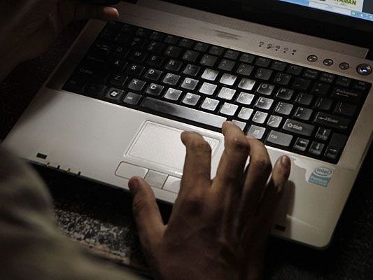 Über Online Datingseiten kommen die Betrüger mit ihren Opfern in Kontakt. Über Online Datingseiten kommen die Betrüger mit ihren Opfern in Kontakt.