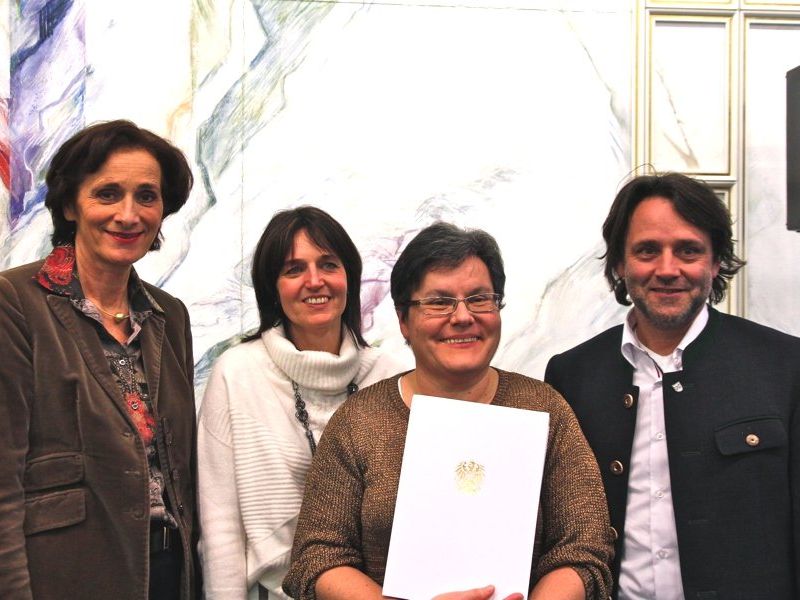 Landesrätin Dr. Bernadette Mennel gratuliert Andrea Küng, Direktorin Brigitte Bargehr und Bürgermeister Thomas Zudrell zum Silbernen Schulsportgütesiegel Landesrätin Dr. Bernadette Mennel gratuliert Andrea Küng, Direktorin Brigitte Bargehr und Bürgermeister Thomas Zudrell zum Silbernen Schulsportgütesiegel