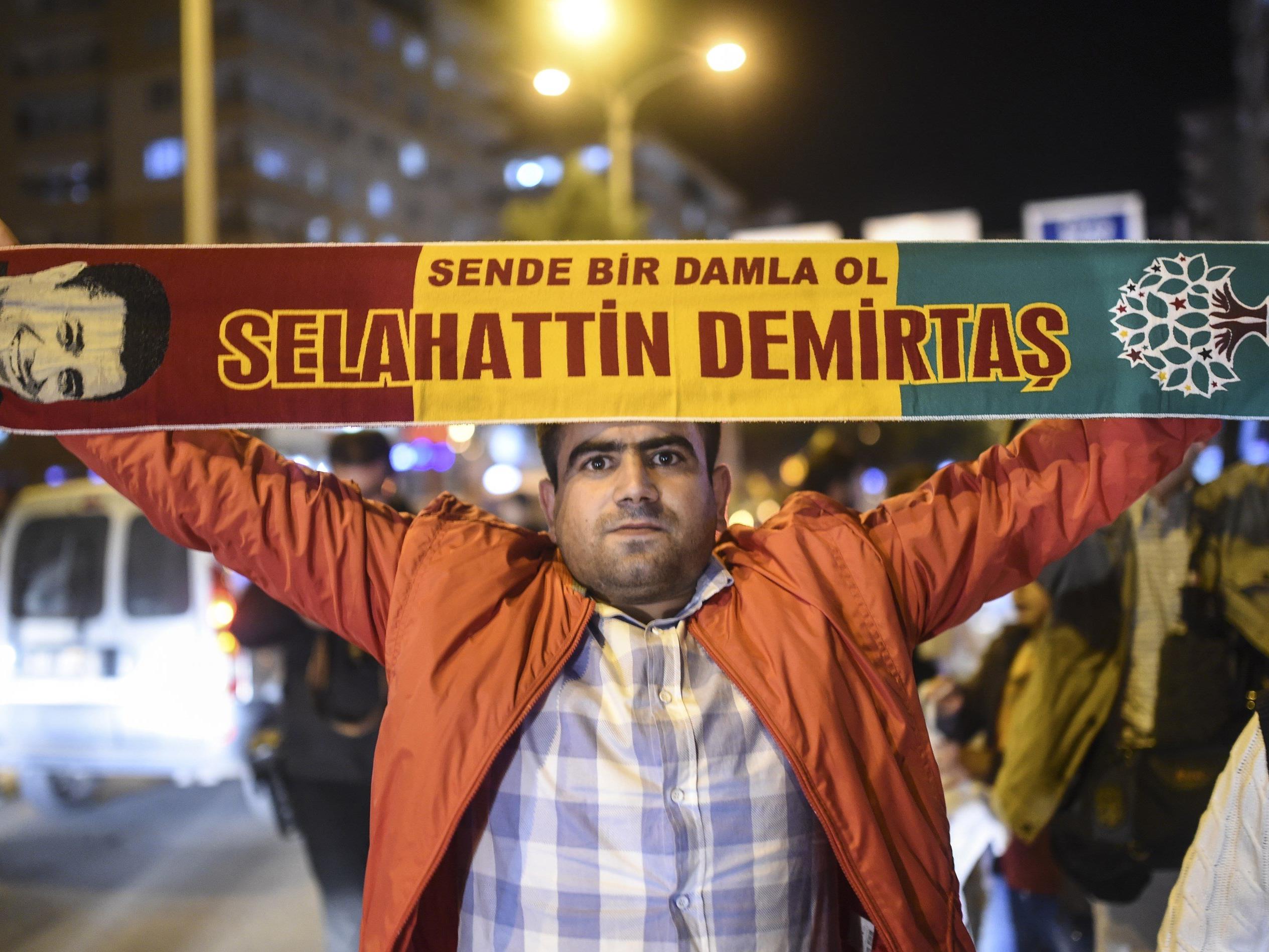 Ein Unterstützer von Selahattin Demirtas, Co-Vorsitzender der Halkların Demokratik Partisi.