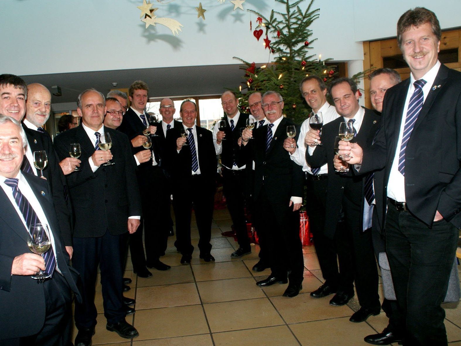 Gemütliche Stimmung: Auch die Sänger des Gesangvereins lassen den Abend gemütlich ausklingen. Gemütliche Stimmung: Auch die Sänger des Gesangvereins lassen den Abend gemütlich ausklingen.