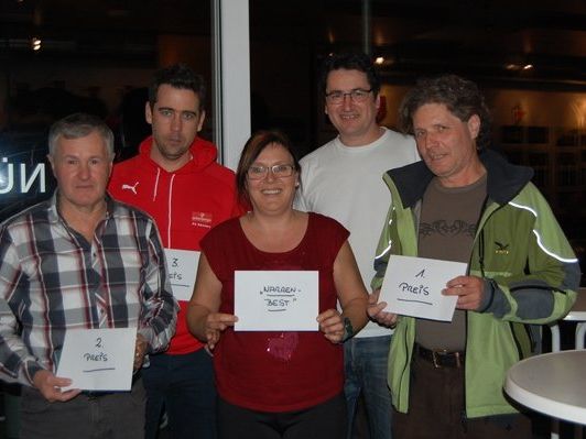 Siegerfoto des FC Preisjassen v.l.n.r.: Hubert Holzknecht, Obmann Peter Meyer, Andrea Muther, Vize-Obmann Stefan Spelitz und Michael Burkhard Siegerfoto des FC Preisjassen v.l.n.r.: Hubert Holzknecht, Obmann Peter Meyer, Andrea Muther, Vize-Obmann Stefan Spelitz und Michael Burkhard