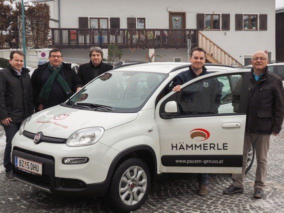 Die Sozialsprengel-Bürgermeister Harald Witwer, Willi Müller und Michael Tinkhauser mit Pflegeleiter Martin Mittermair und Sozialsprengel-Obmann Karl Beiter vor dem neuen Dienstwagen (v.l.) Die Sozialsprengel-Bürgermeister Harald Witwer, Willi Müller und Michael Tinkhauser mit Pflegeleiter Martin Mittermair und Sozialsprengel-Obmann Karl Beiter vor dem neuen Dienstwagen (v.l.)