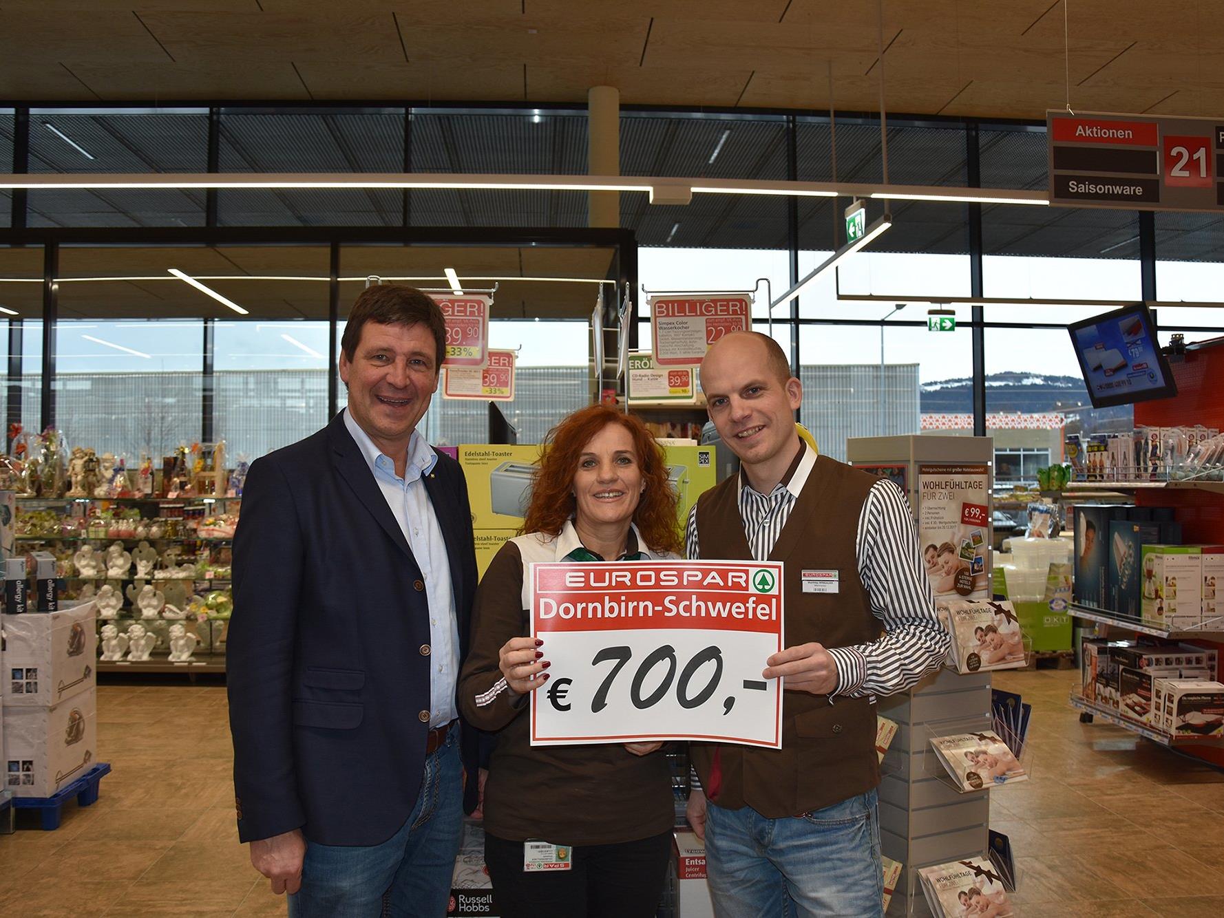 SPAR-Direktor Gerhard Ritter (links) und Marktleiter Matthias Winsauer (rechts) übergeben den Scheck von insgesamt 700 Euro an Elisabeth Hau-benwallner