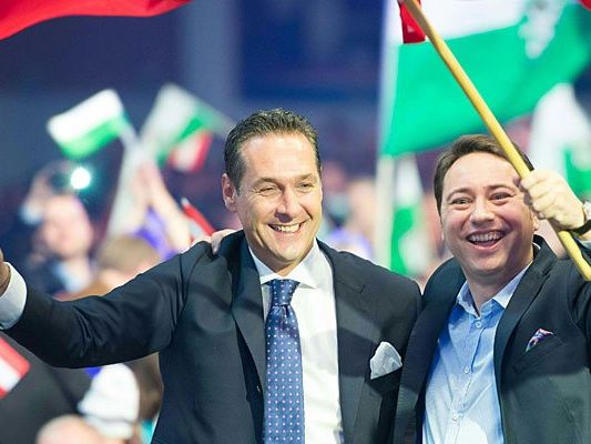 Parteiobmann Heinz Christian Strache (li) und LH Stv. Manfred Haimbuchner am Samstag in Wels Parteiobmann Heinz Christian Strache (li) und LH Stv. Manfred Haimbuchner am Samstag in Wels