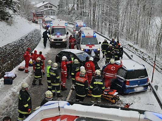 Ein schwerer Verkehrsunfall mit mehreren eingeklemmten Personen ereignete sich in Kernhof