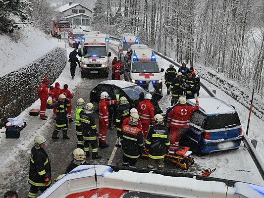 Ein schwerer Verkehrsunfall mit mehreren eingeklemmten Personen ereignete sich in Kernhof Ein schwerer Verkehrsunfall mit mehreren eingeklemmten Personen ereignete sich in Kernhof