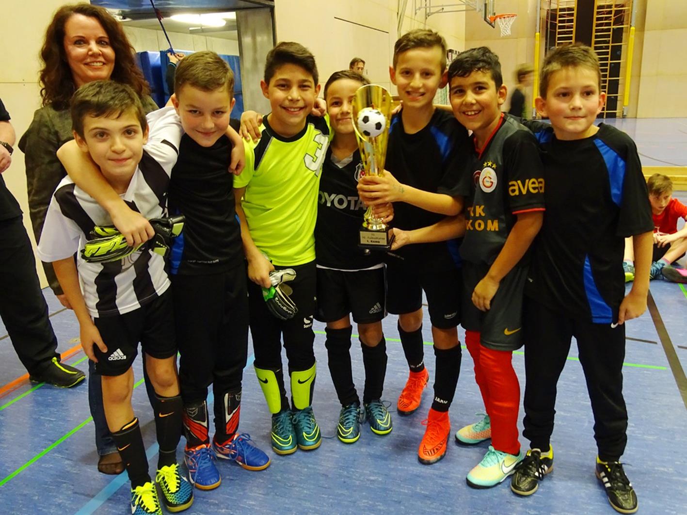Das Team der 4a VS Herrenried gewann das 10. Hallenfußballturnier für Volksschulen klar.