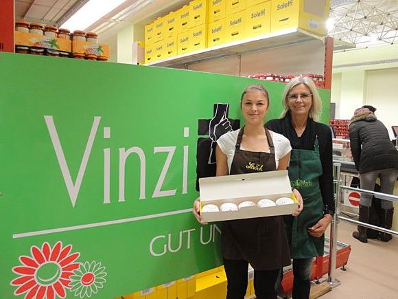 VinziMarkt-Leiterin Angela Proksch und Ströck-Mitarbeiterin Yasmin Proksch