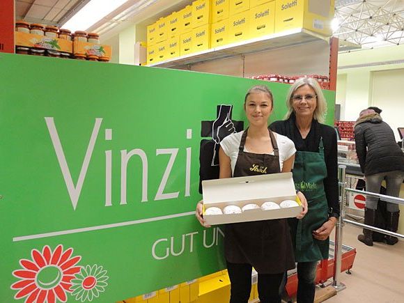 VinziMarkt-Leiterin Angela Proksch und Ströck-Mitarbeiterin Yasmin Proksch VinziMarkt-Leiterin Angela Proksch und Ströck-Mitarbeiterin Yasmin Proksch
