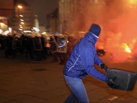 Man wappnet sich für mögliche Zwischenfälle am Akademikerball 2016.